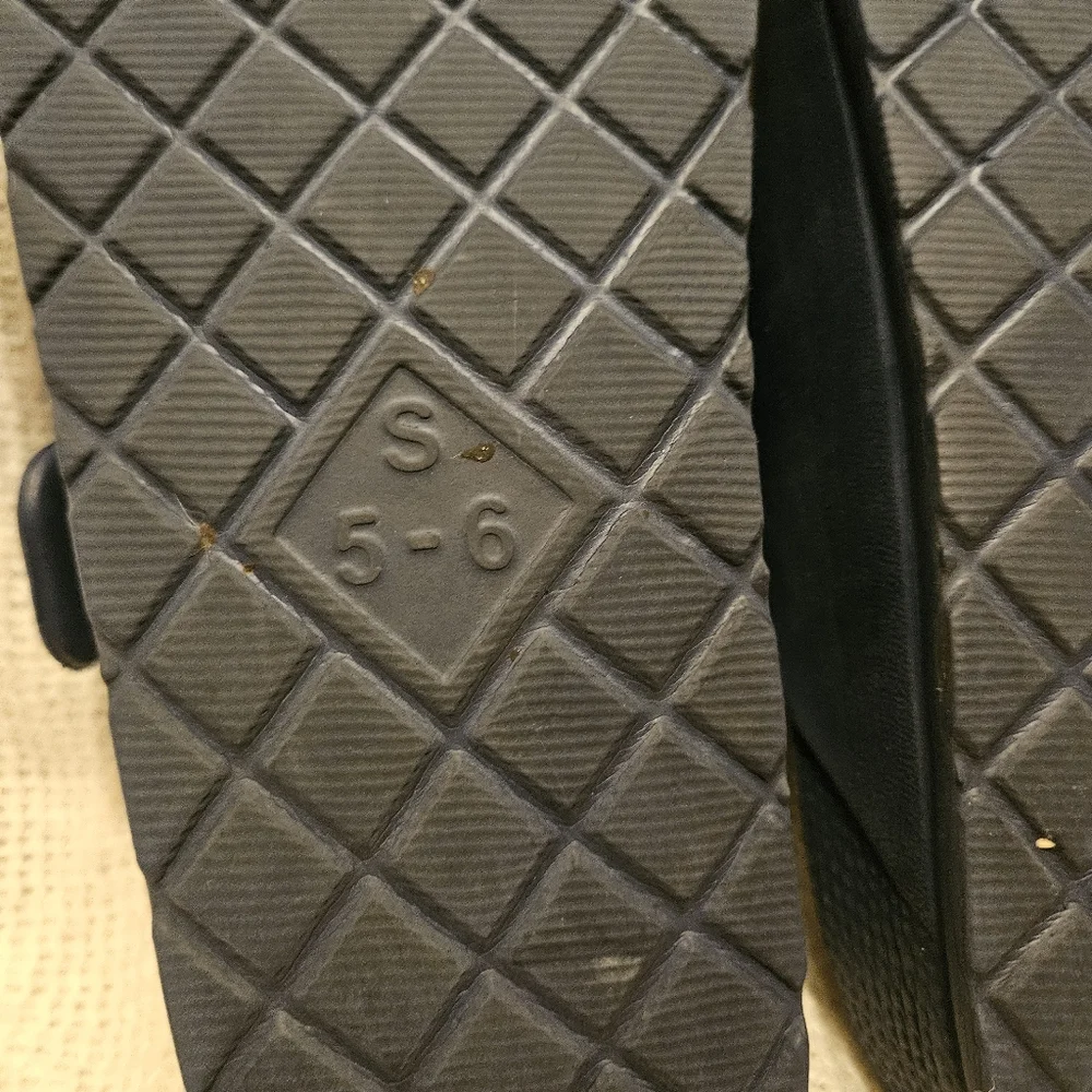 Yankees~ Double buckle~slip on sandles~‎ Size Small~5-6 Adult